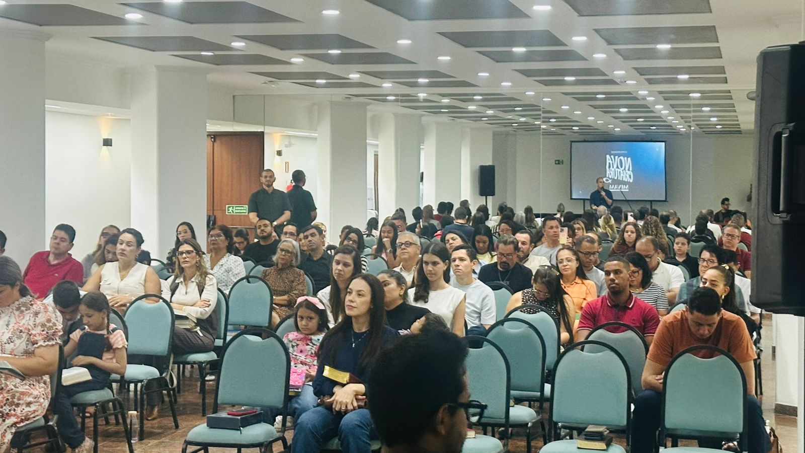 Comunidade reunida em culto