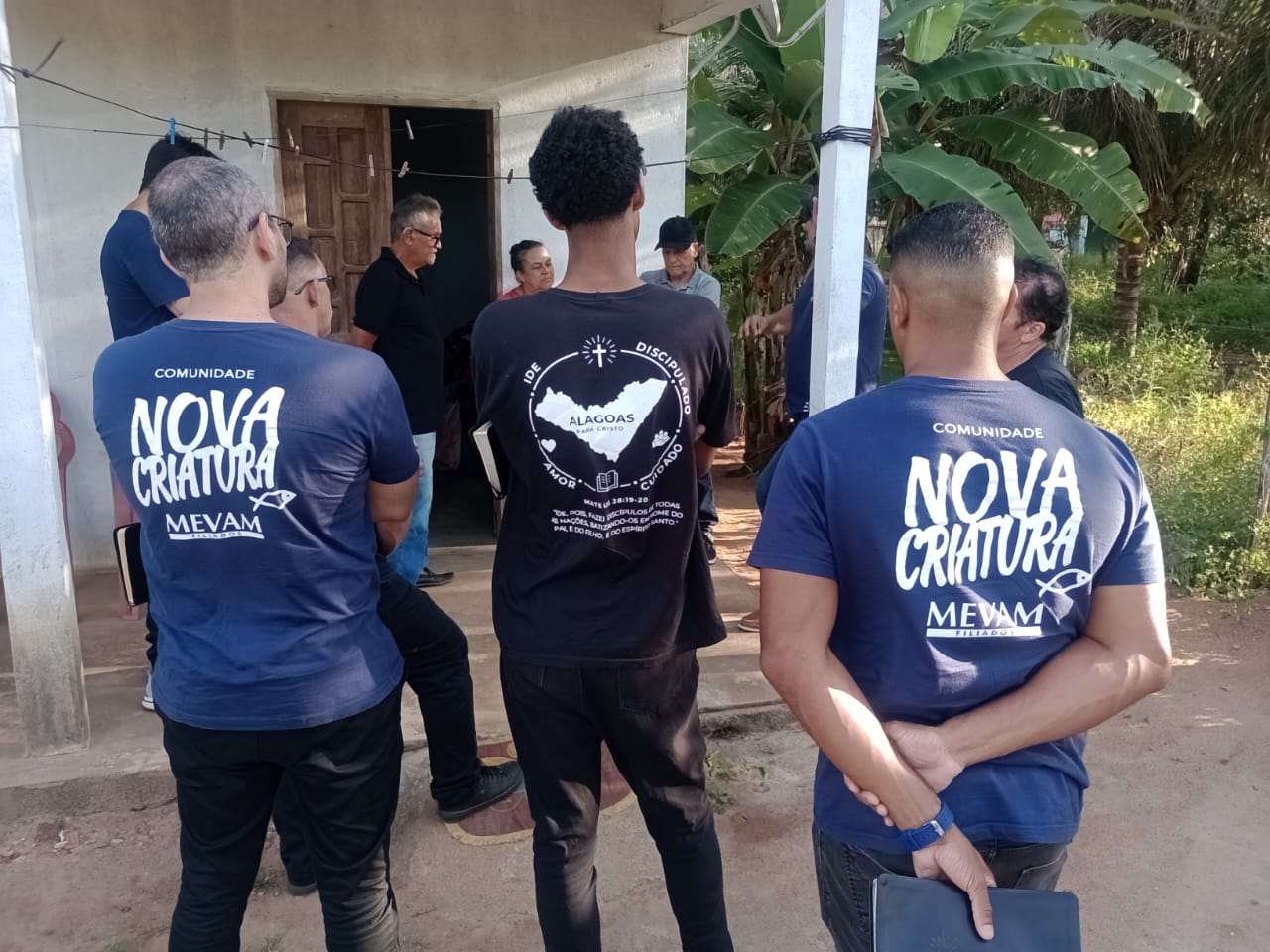 Comunidade reunida em culto